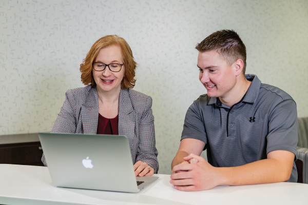 Student recieving assistance from UND employee