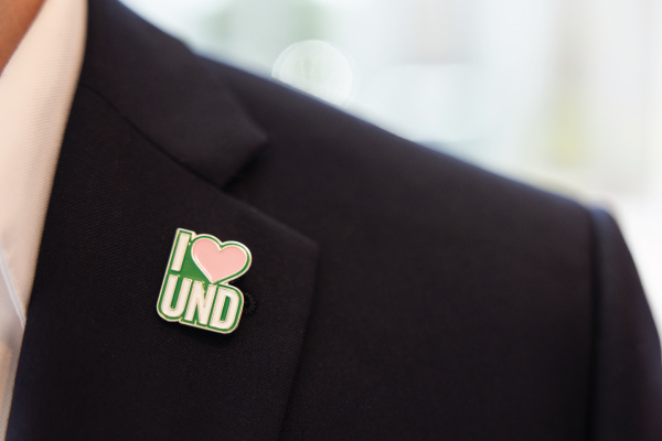 I heart UND Pin