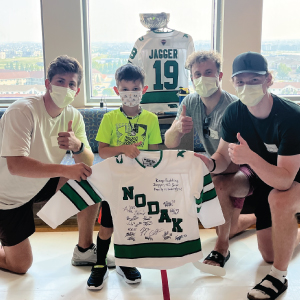 jagger lindsey with hockey team