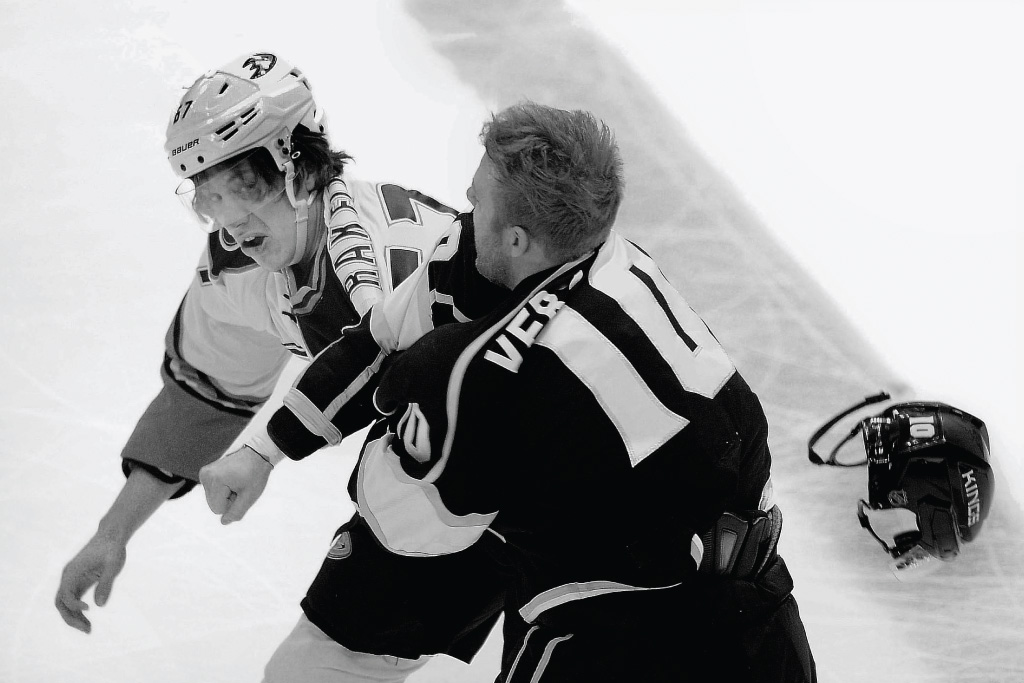 hockey players fighting